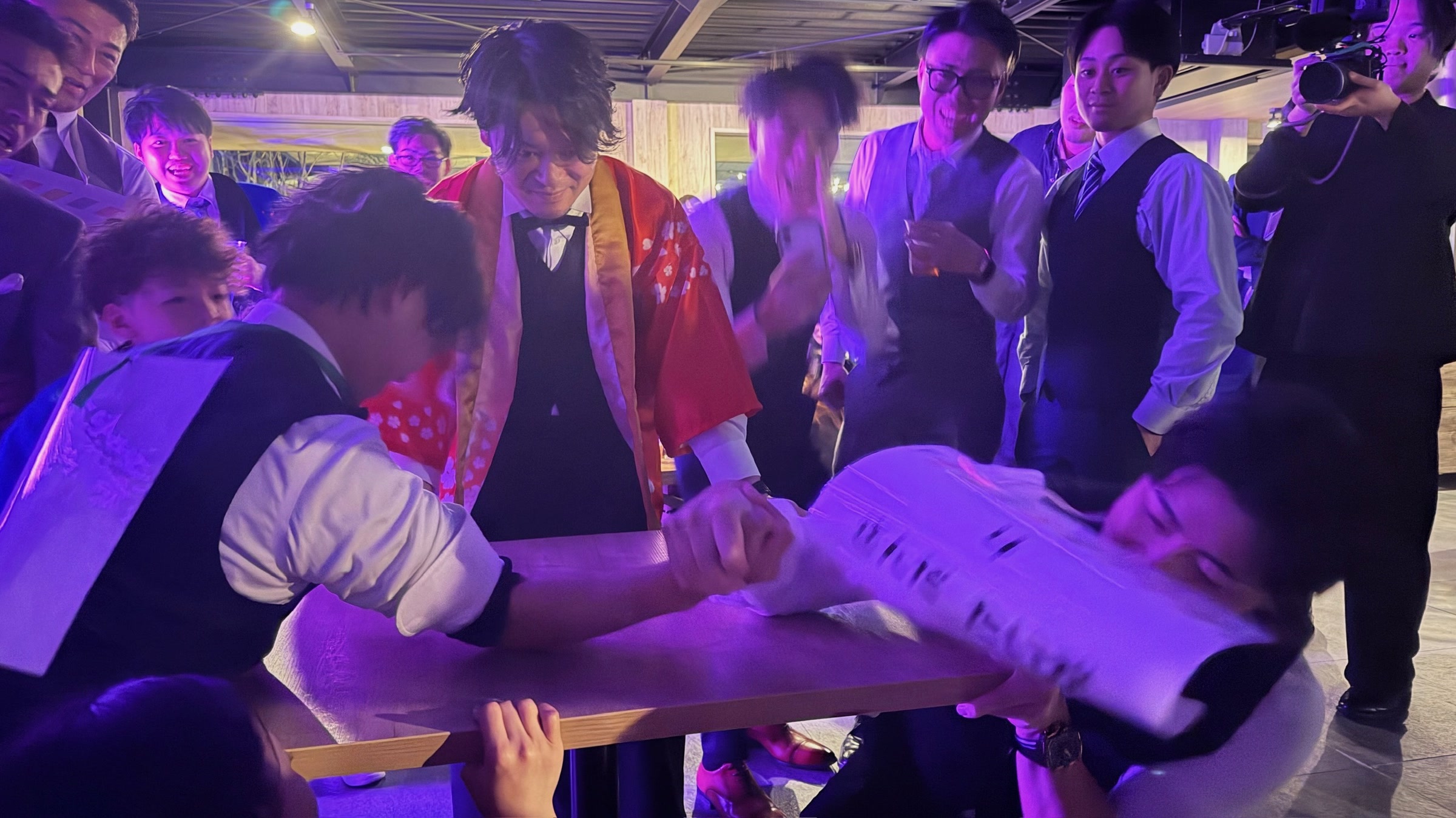 会場の声援を受けながら勝負を楽しむゲスト