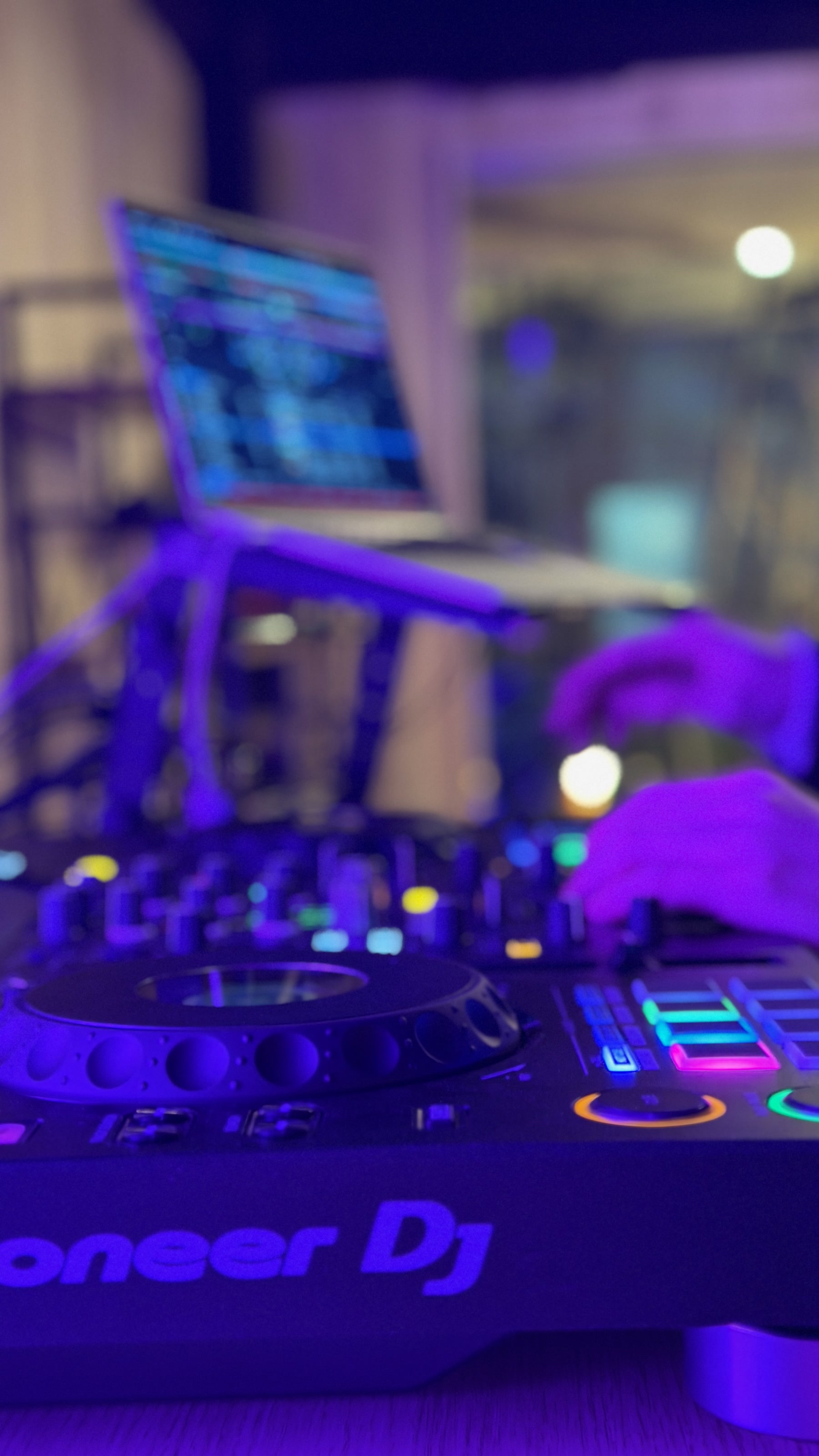 ライトに照らされたDJ機材