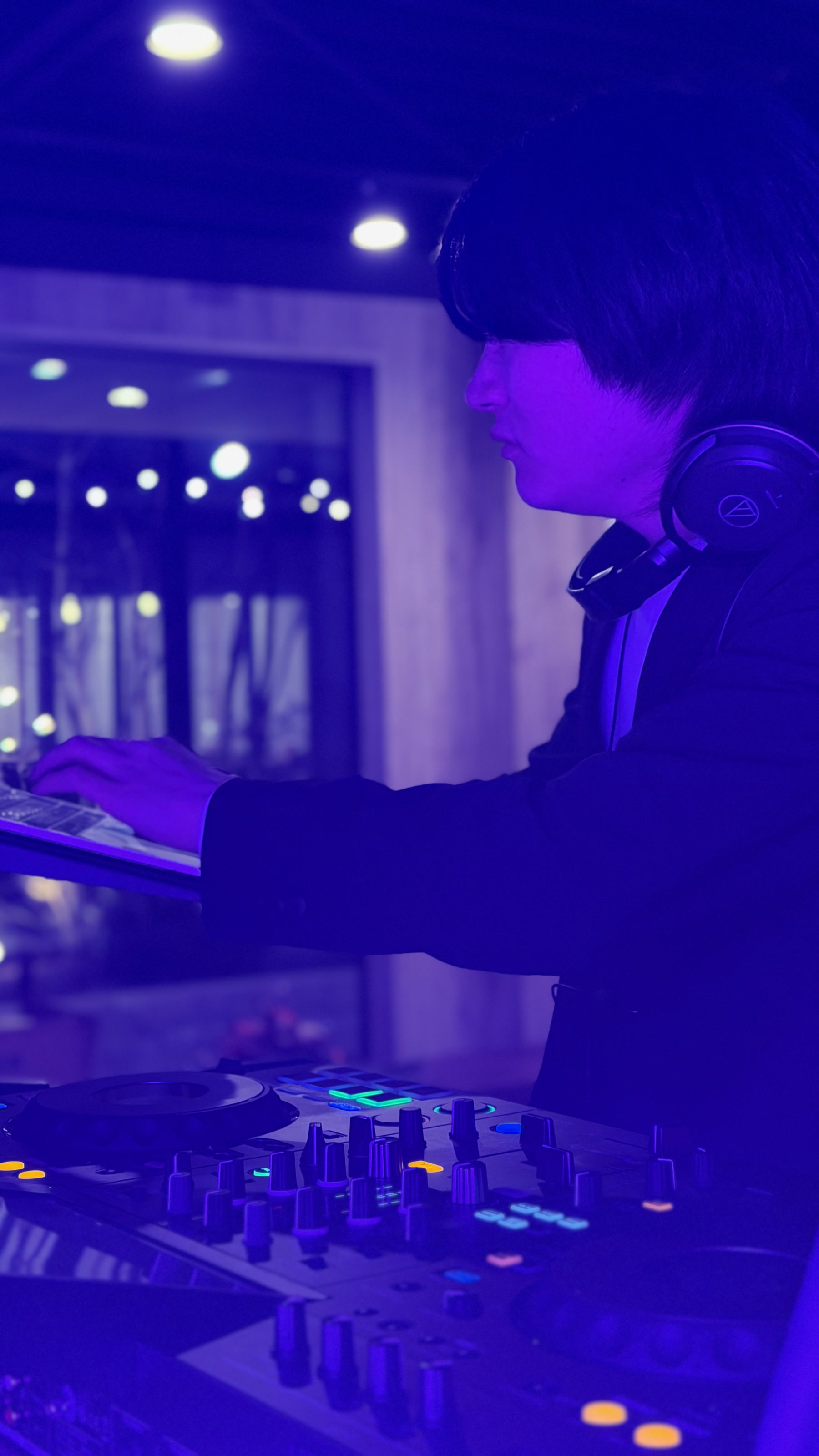 ヘッドホンを着けてプレイするDJ