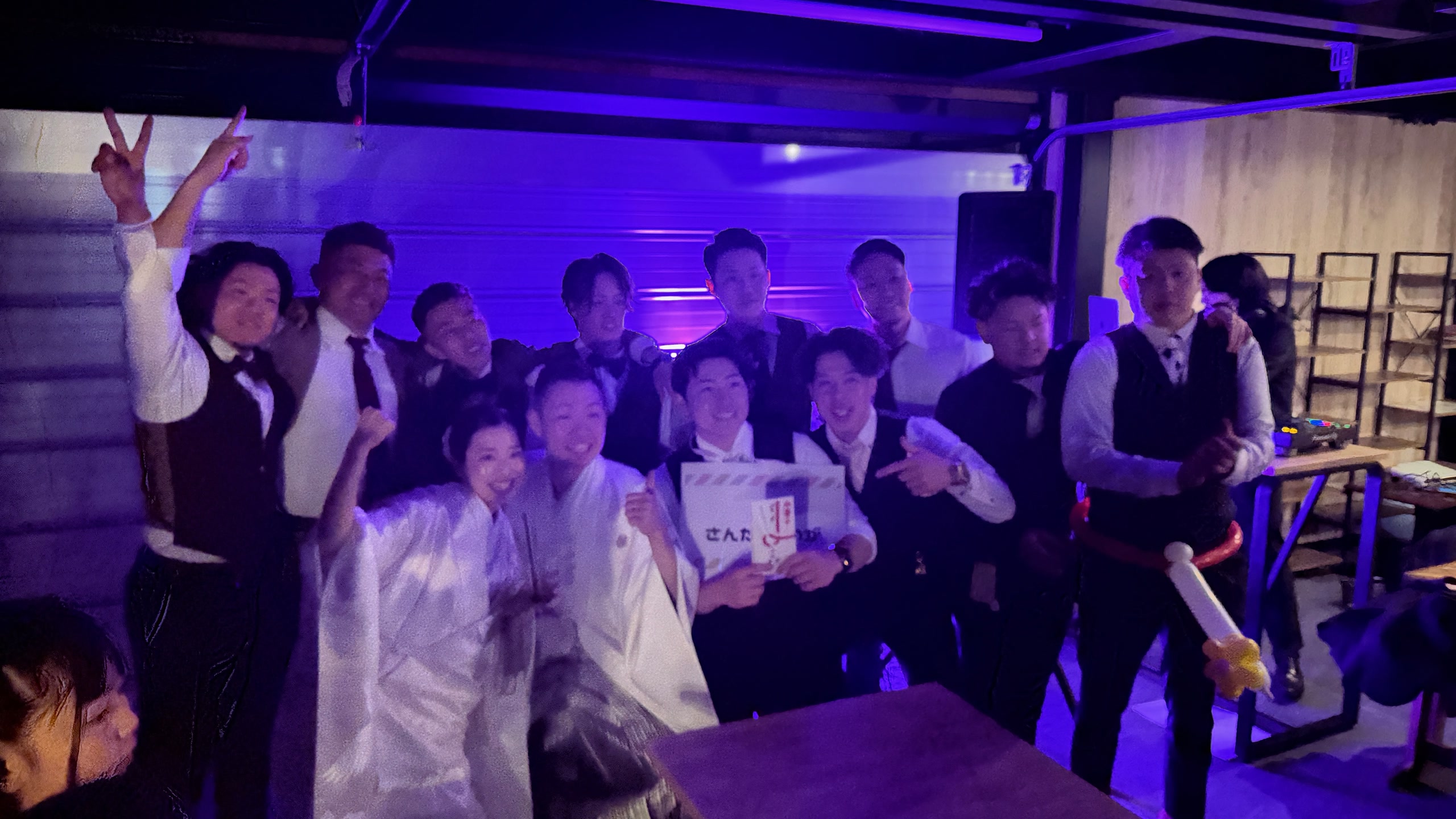 友人と集まるプールサイドのフィナーレ