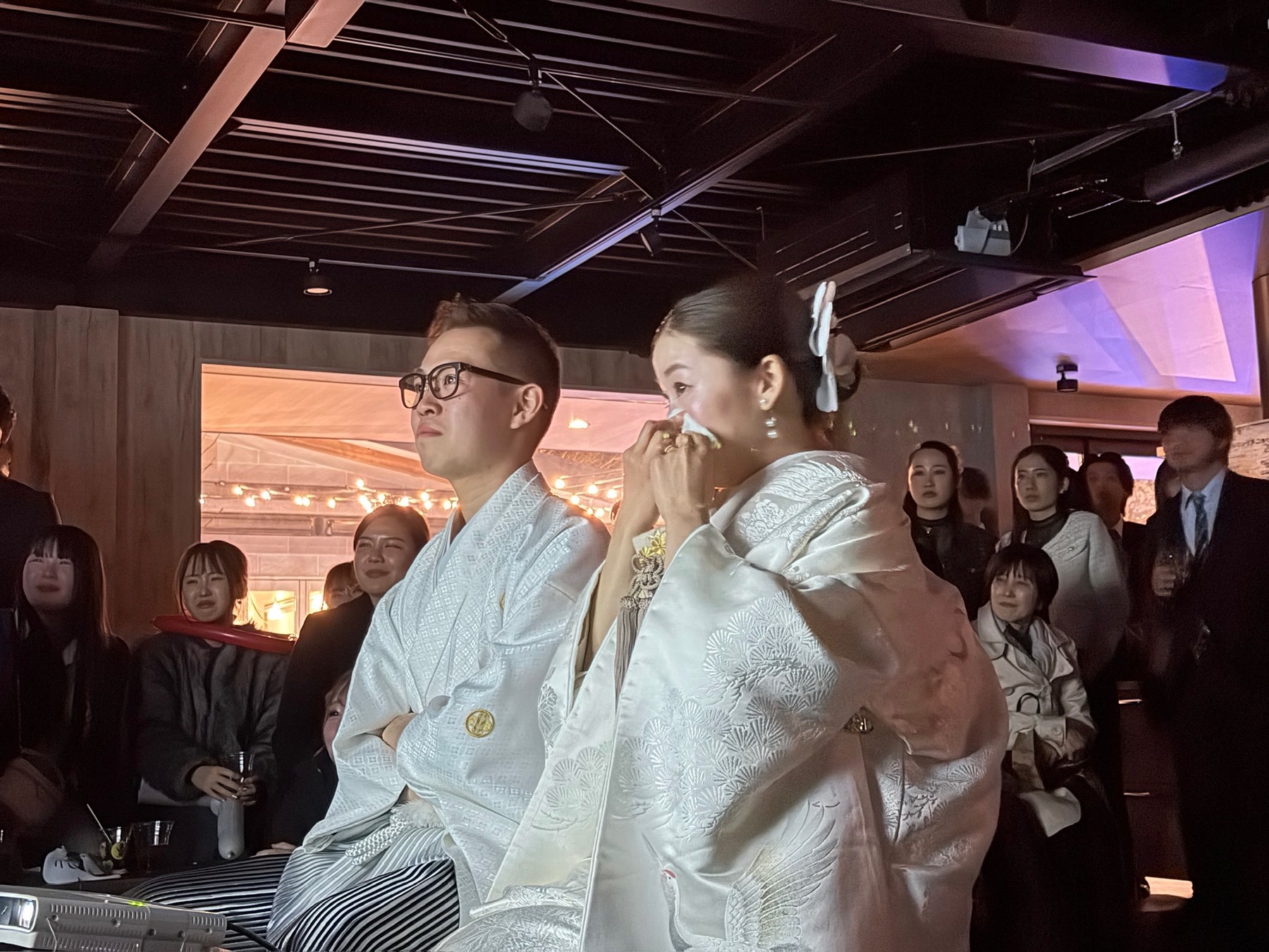 和装で演出を楽しむ新郎新婦