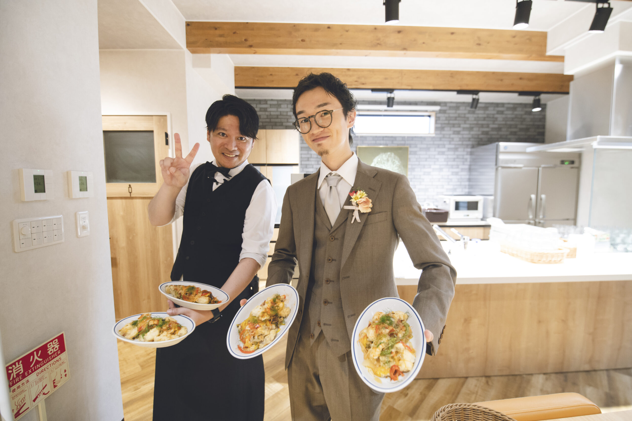 料理を運ぶ新郎とスタッフ