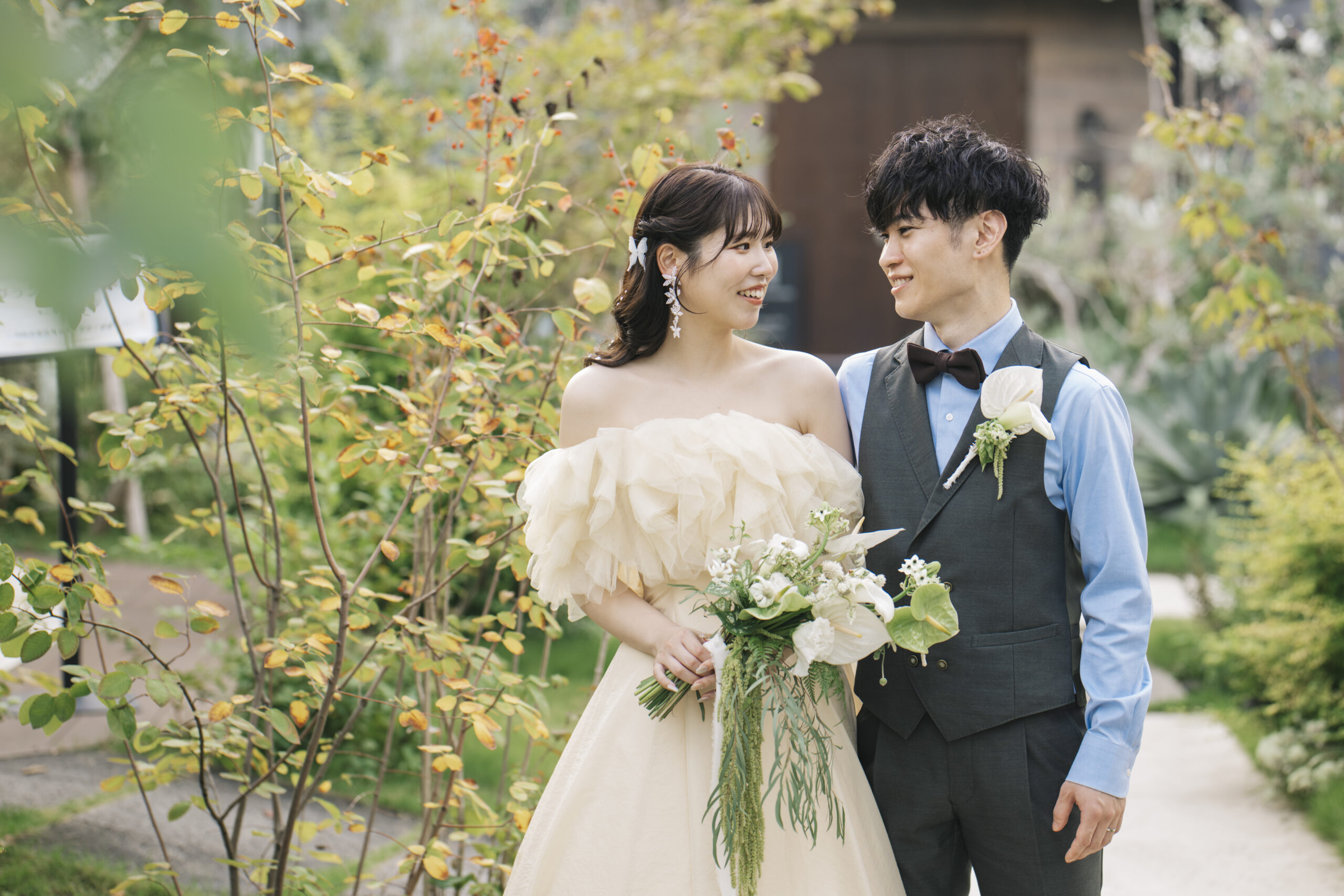 Healing Forest Gardenの森で寄り添う新郎新婦