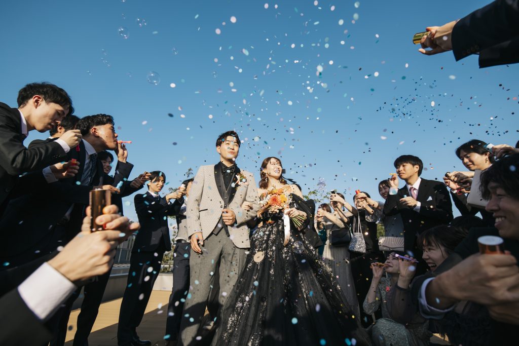 コンフェッティで新郎新婦を祝福するゲスト